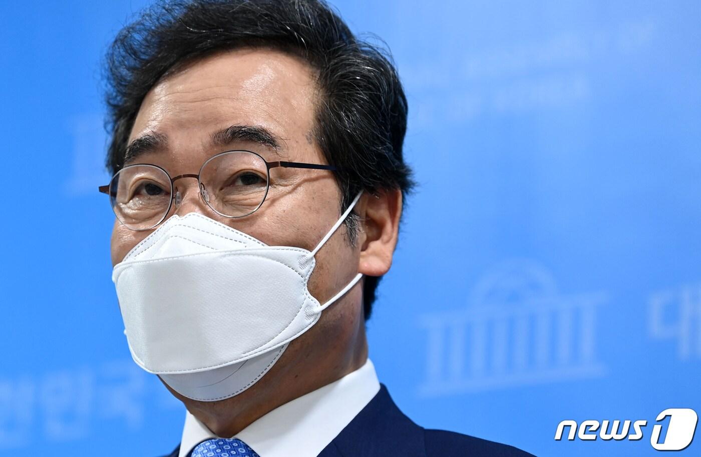 본문 이미지 - 더불어민주당 대선주자인 이낙연 전 대표가 13일 오전 서울 여의도 국회 소통관에서 저출산 공약을 발표한 후 취재진과 대화하고 있다. 2021.9.13/뉴스1 ⓒ News1 오대일 기자