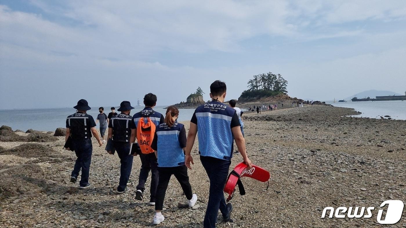 본문 이미지 - 군산해경 드론순찰대와 수상구조대원이 무녀2구항에서 합동 순찰을 펼치고 있다.ⓒ 뉴스1