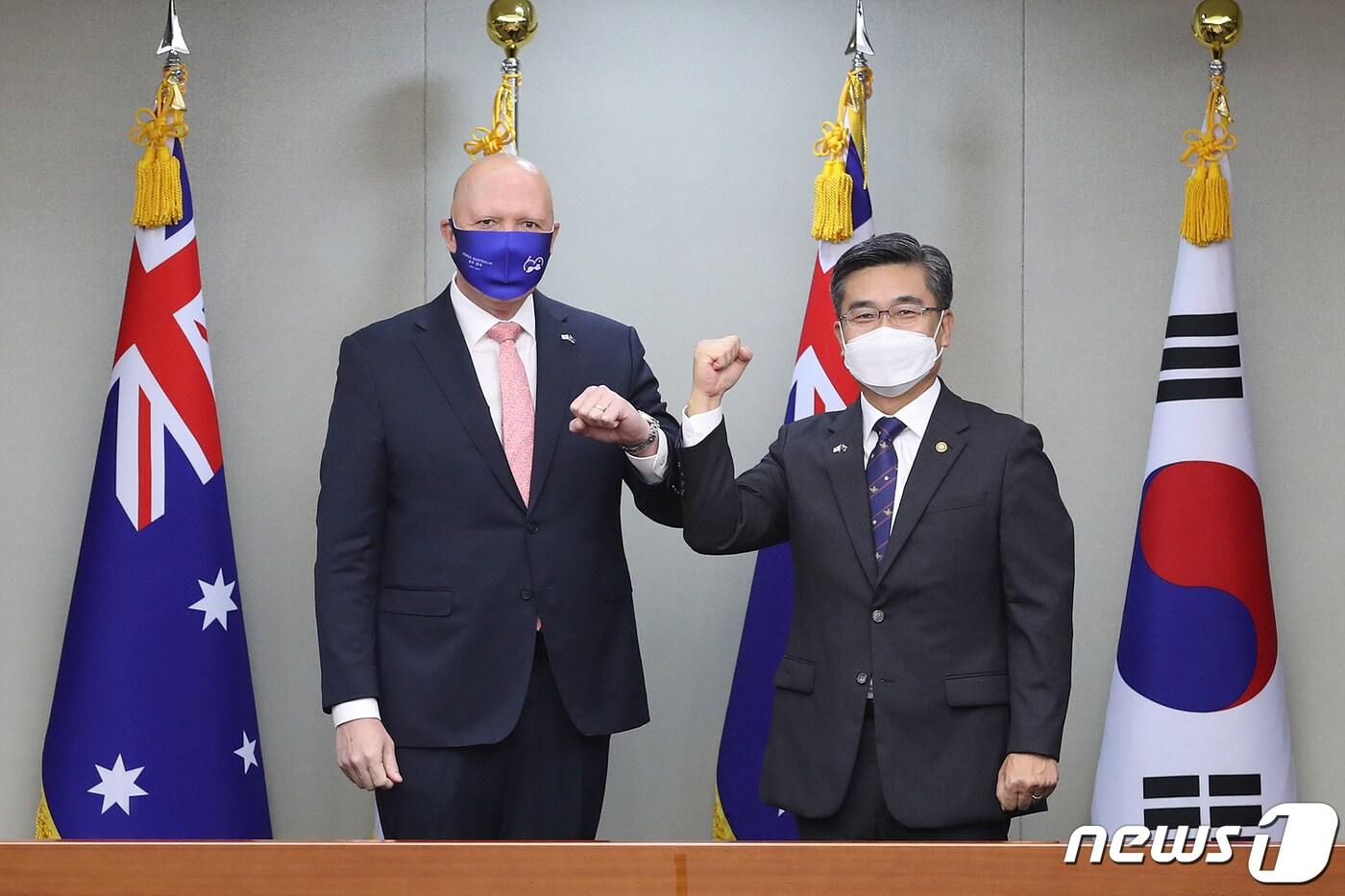 서욱 국방부 장관(오른쪽)과 피터 더튼 호주 국방장관이 13일 오전 서울 용산구 국방부에서 열린 회담을 앞두고 기념사진을 찍고 있다. (국방부 제공) 2021.9.13/뉴스1