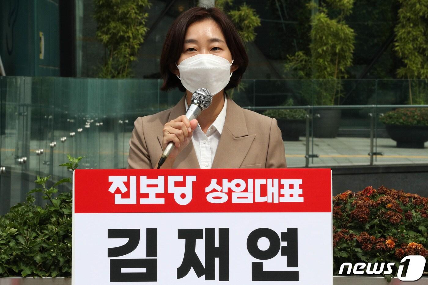 지난 9월 13일 서울시청 앞에서 위례포레샤인 23단지 보증금 비상대책위원회와 SH공사 규탄 공동기자회견을 하고 있는 김재연 진보당 상임대표. 김 대표는 20대 대선에 진보당 후보로 나선다. ⓒ News1 성동훈 기자