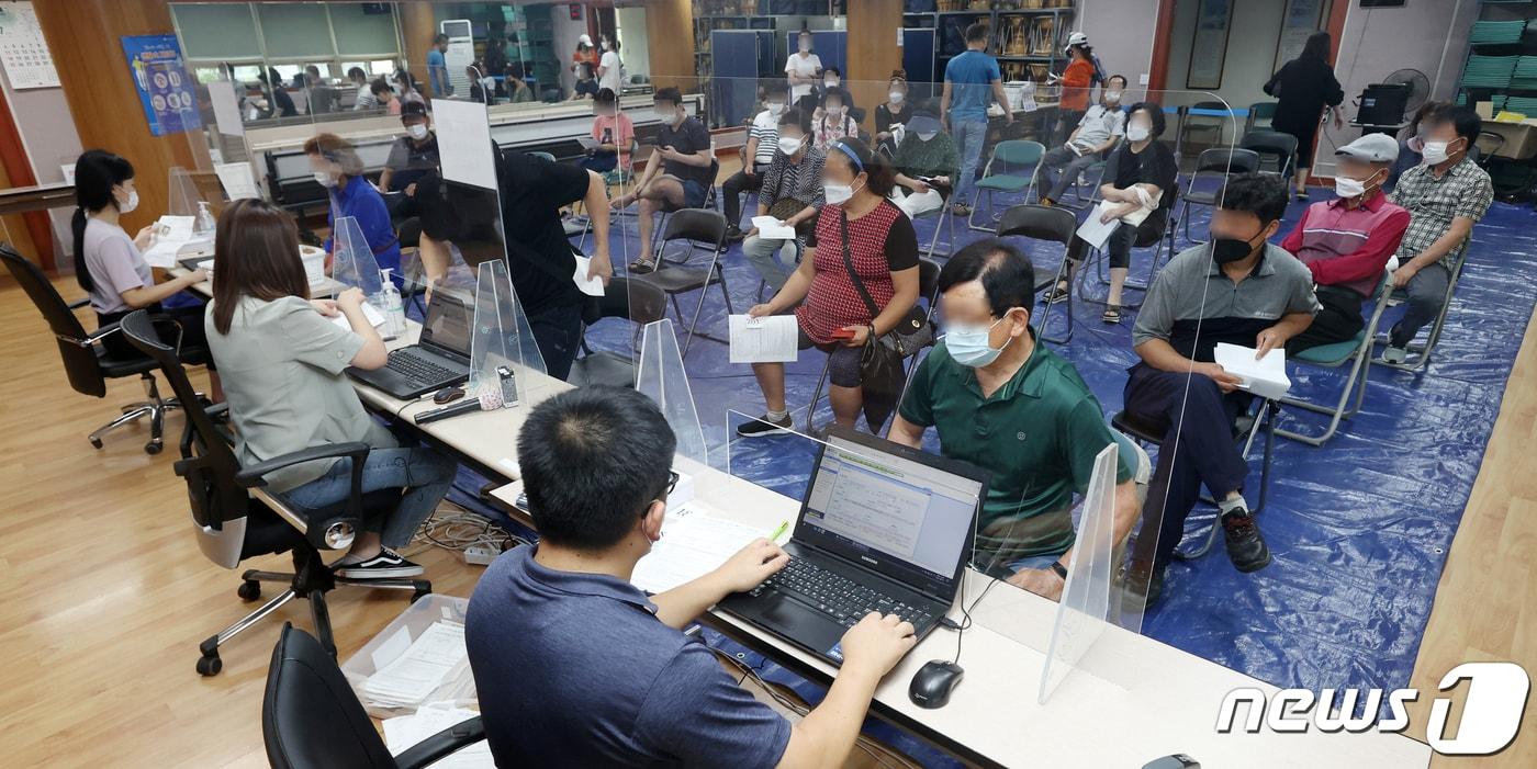 코로나 상생 국민지원금(5차 재난지원금) 오프라인 신청 첫 날인 13일 전북 전주시 노송동주민센터에서 시민들이 지원금을 신청하고 있다. 2021.9.13/뉴스1 ⓒ News1 유경석 기자