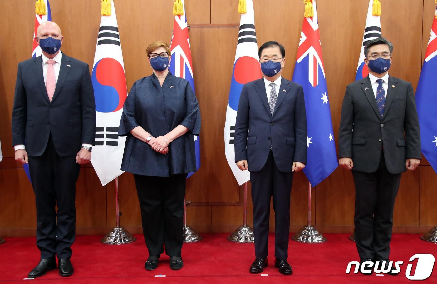 본문 이미지 - 정의용 외교부 장관과 서욱 국방부 장관이 13일 서울 도렴동 외교부 청사에서 열린 한-호주 외교·국방 2+2 장관회의에서 호주의 마리스 페인 외교장관. 피터 더튼 국방장관과 기념 촬영하고 있다. 2021.9.13/뉴스1 ⓒ News1 송원영 기자
