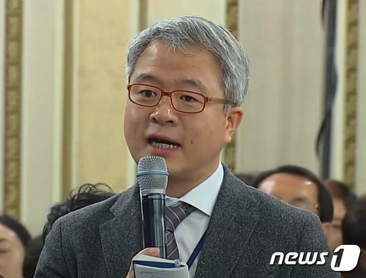 본문 이미지 - 김보협 전 한겨레신문 기자. 사진은 2018년 문재인 대통령 신년 기자회견 당시 질문하는 모습 (유튜브 영상 갈무리) ⓒ 뉴스1