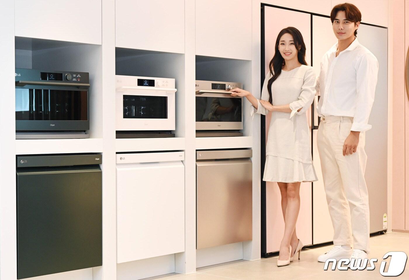 모델들이 오브제컬렉션 모델인 LG 디오스 광파오븐(사진 위쪽)과 식기세척기 스팀을 소개하고 있다. (LG전자 제공)ⓒ 뉴스1