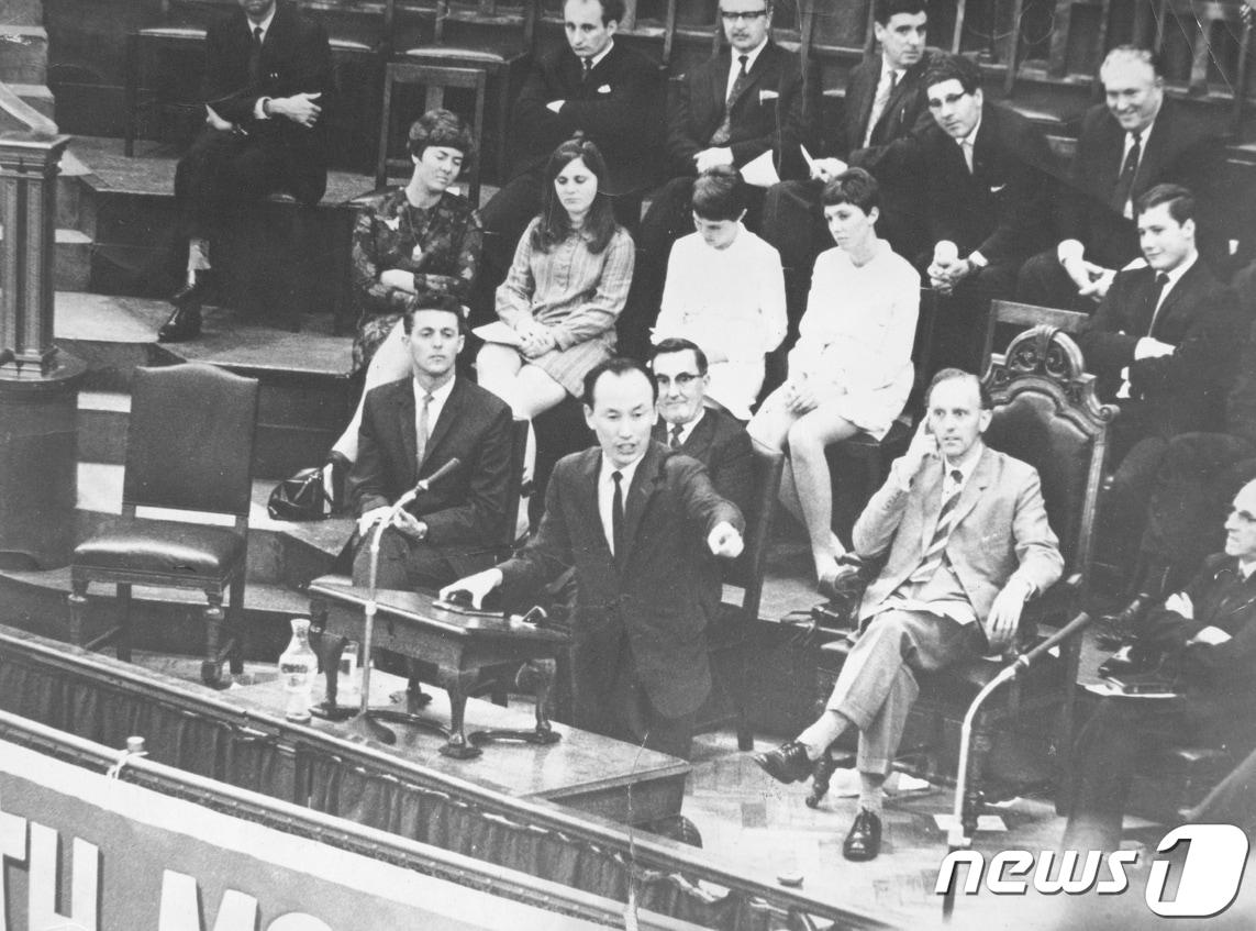 본문 이미지 - 1967년영국웨스트민스터센트럴홀에서설교하는조용기목사 ⓒ 뉴스1