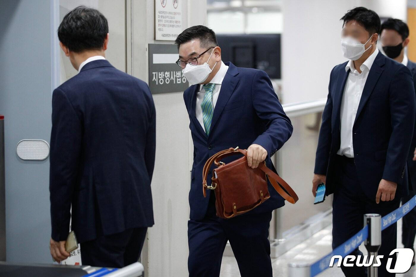 본문 이미지 - 구본상 LIG그룹 회장이 14일 오전 서울 서초구 중앙지방법원에서 열린 특정범죄가중처벌등에관한법률위반(조세) 공판에 출석하고 있다. 2021.9.14/뉴스1 ⓒ News1 안은나 기자