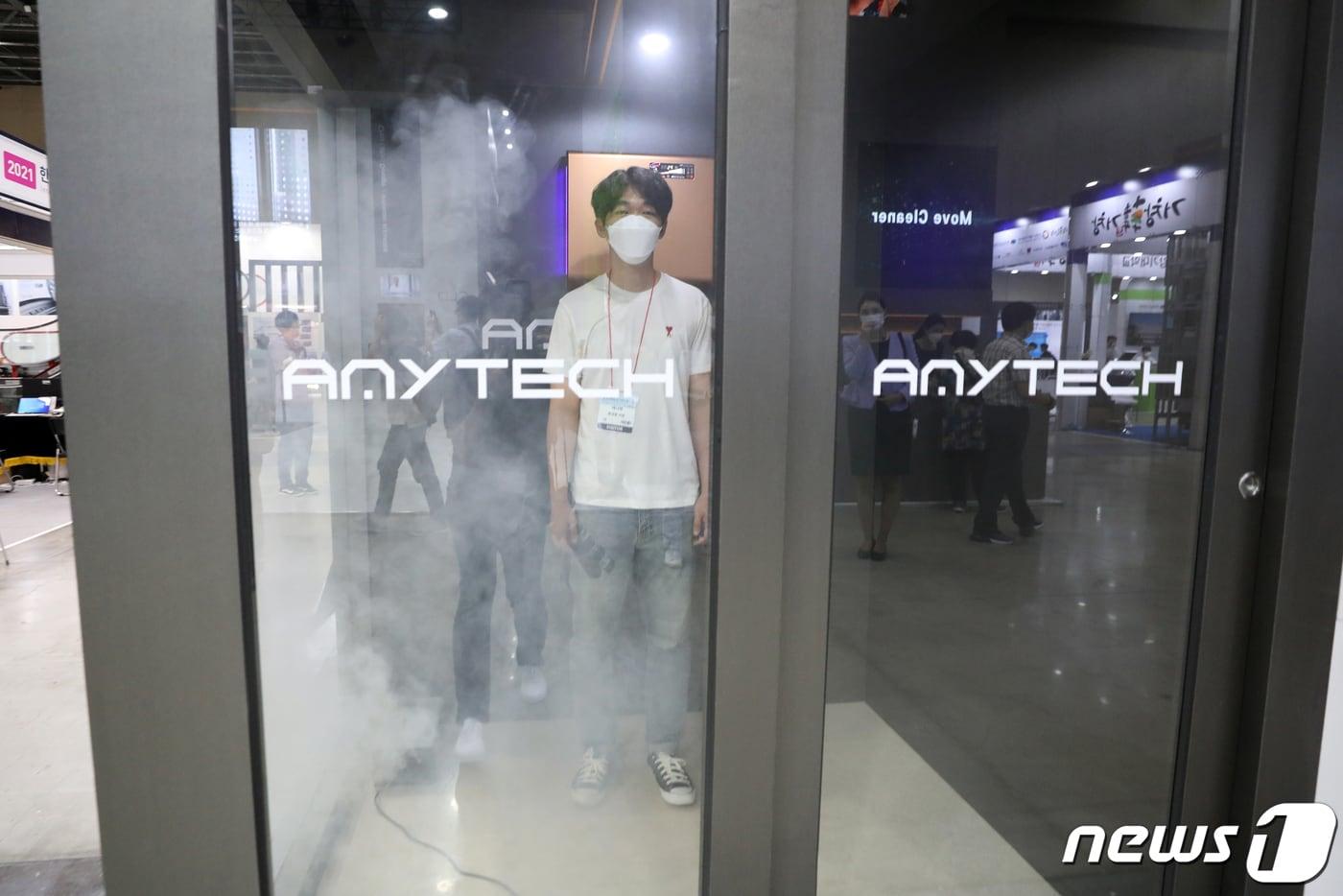 본문 이미지 - 14일 경기 고양시 일산서구 킨텍스에서 열린 '2021 한국국제승강기엑스포'에서 애니텍 관계자가 승강기 살균시연을 하고 있다. 이날 개막한 이번 엑스포에는 70여개의 국내·외 승강기 관련 업체들이 참가, 오는 16일까지 진행된다. 2021.9.14/뉴스1 ⓒ News1 황기선 기자