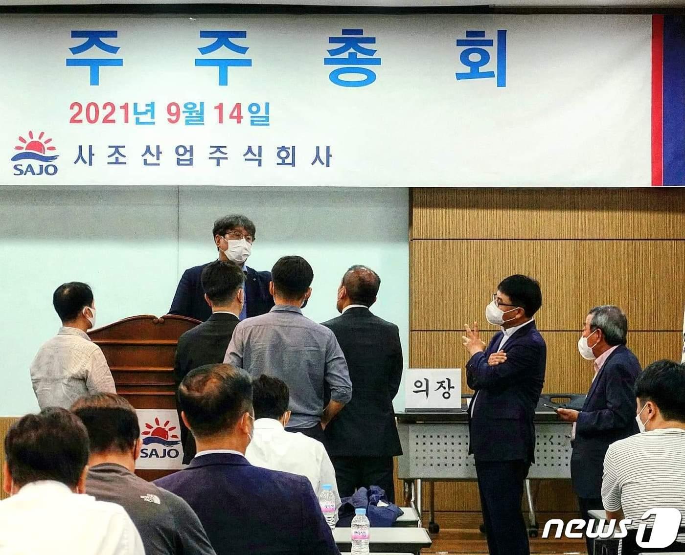 본문 이미지 - 14일 오전 서울 중구 남창동 롯데손해보험빌딩 강당에서 열린 임시주주총회에서 이창주 사조산업 대표이사(단상 위 남성)가 소액주주연대 등과 검표 과정상 문제 등을 놓고 실랑이를 벌이고 있다. ⓒ 뉴스1 황덕현 기자
