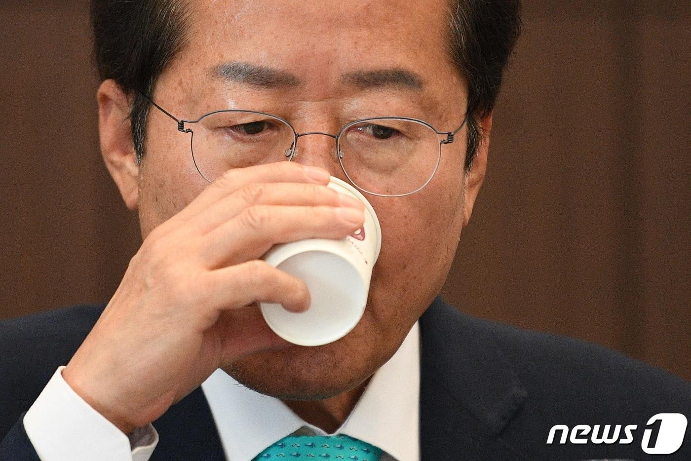 국민의힘 대선 주자인 홍준표 의원이 14일 오후 서울 중구 한국프레스센터에서 열린 한국기자협회 주최 홍준표 의원 초청 왁자지껄 토론회에 참석해 물을 마시고 있다. 2021.9.14/뉴스1 ⓒ News1 국회사진취재단