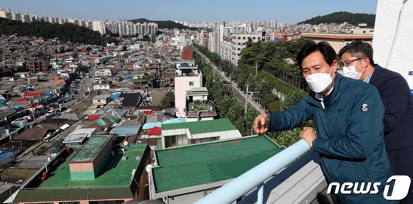 본문 이미지 - 오세훈 서울시장이 서울 관악구 신림1재정비촉진구역을 방문해 현장을 살펴보고 있다. (사진은 기사 내용과 무관함) / 뉴스1 ⓒ News1