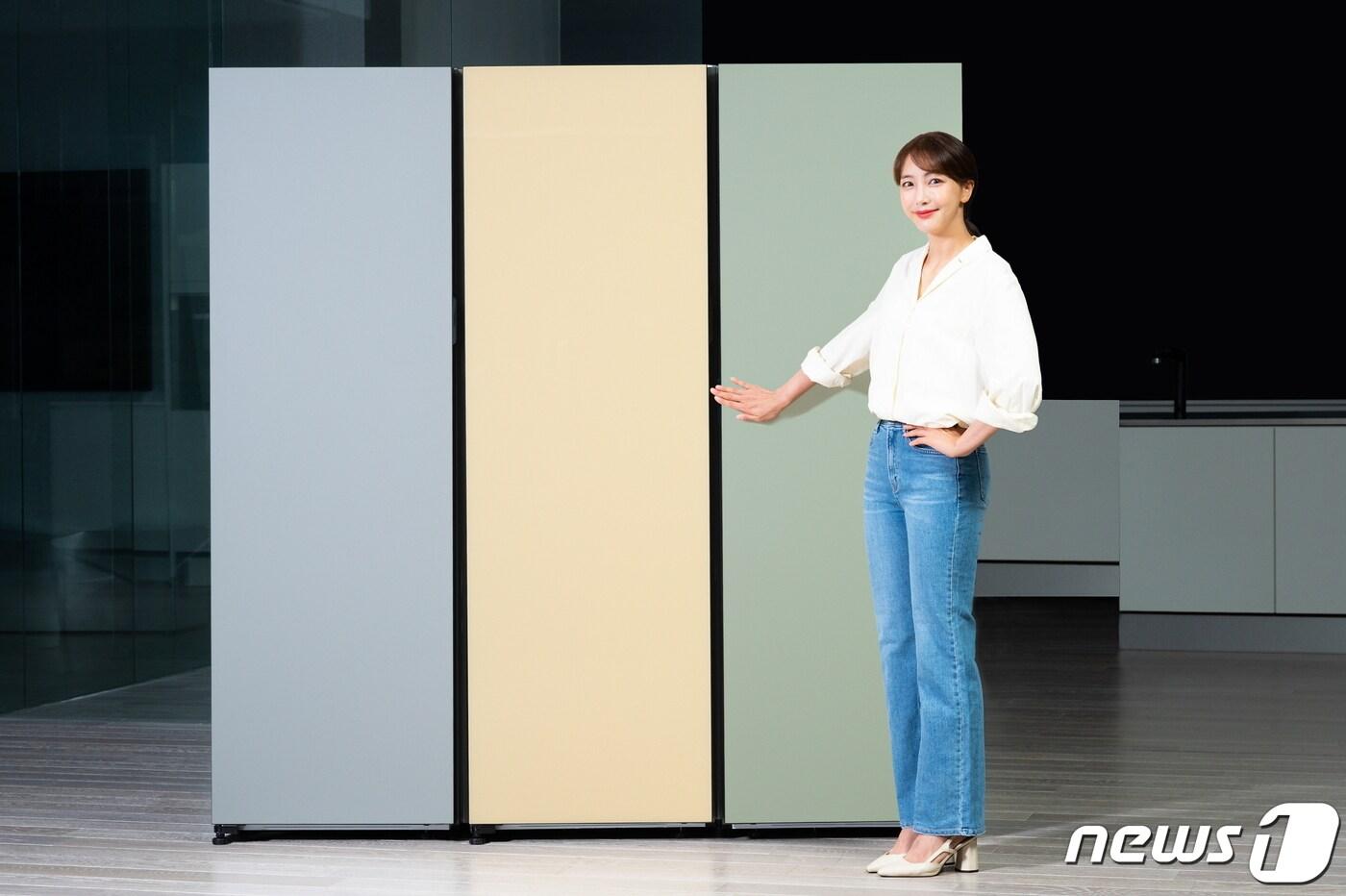 본문 이미지 - 삼성전자 모델이 수원 영통구에 위치한 삼성전자 수원사업장에서 자동 문열림 기능을 새롭게 적용하고 수납공간을 늘린 비스포크 냉장고 1도어 신제품을 소개하고 있다. (삼성전자 제공)ⓒ 뉴스1