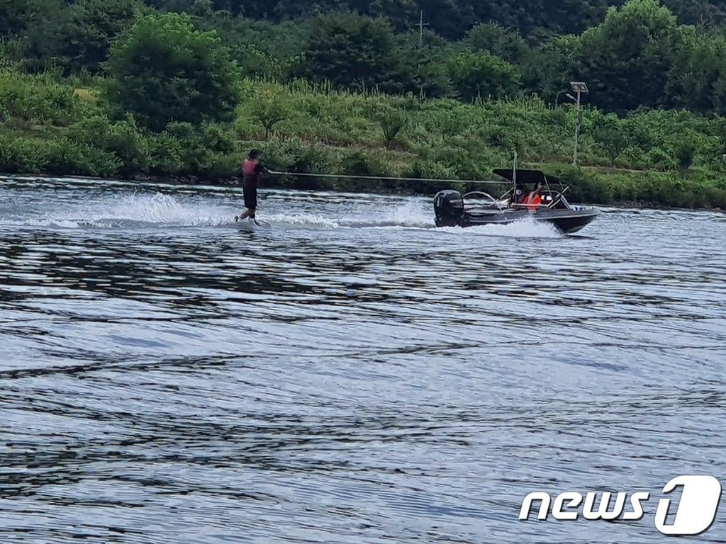 본문 이미지 - 남한강과 북한강 일대에서 면허 없이 수상레저기구를 운전하거나, 무등록 수상레저기구에 불법으로 승객을 태운 수상레저사업장과 개인활동자 등이 경기도 단속에 적발됐다.(경기도 제공)ⓒ 뉴스1