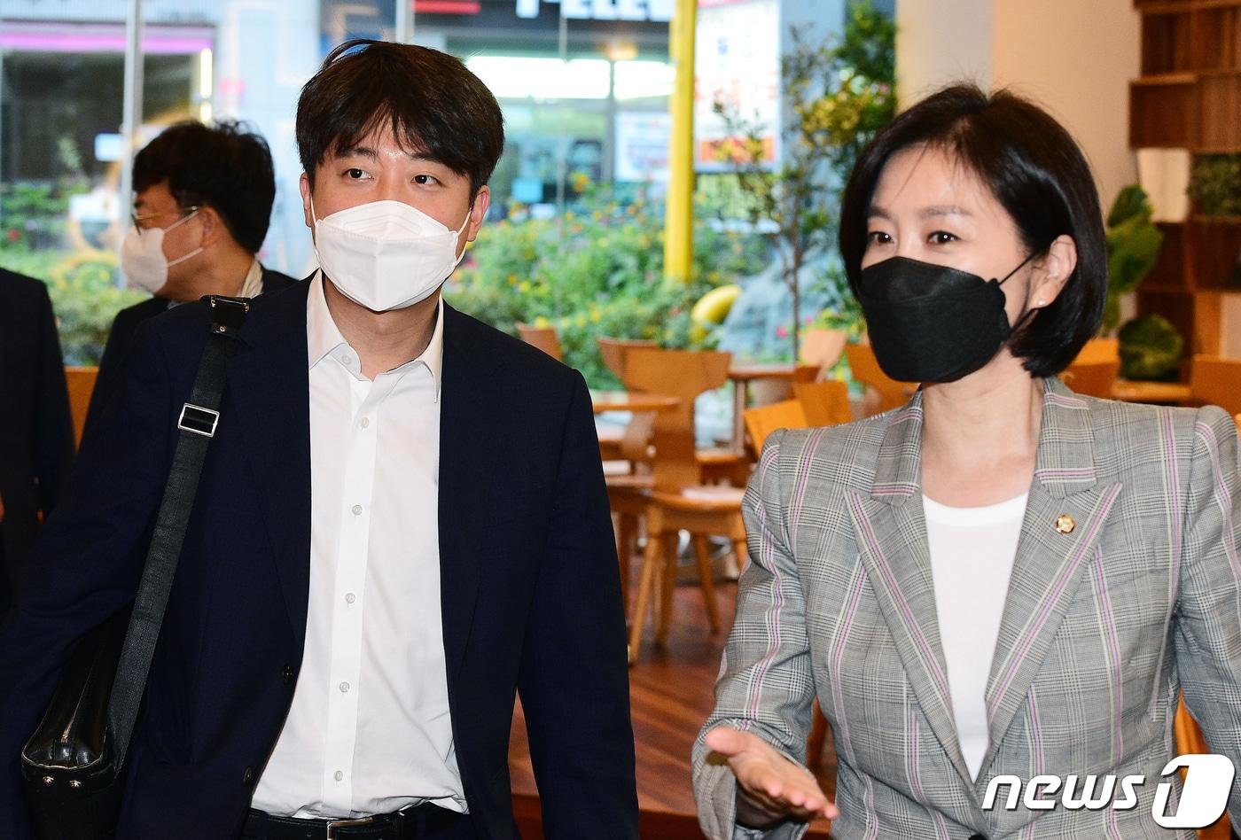 본문 이미지 - 이준석 국민의힘 대표가 15일 서울 여의도 한 카페에서 열린 국민의힘 초선의원 공부모임 '명불허전 보수다 시즌5' 강연에 허은아 의원과 대화를 나누며 참석하고 있다. 2021.9.15/뉴스1 ⓒ News1 오대일 기자