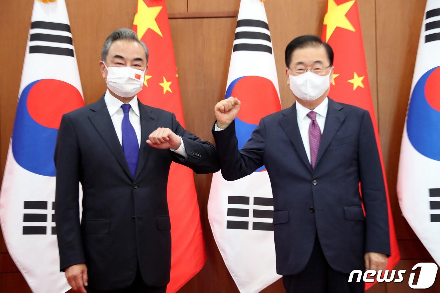 본문 이미지 - 정의용 외교부 장관과 왕이(王毅) 중국 외교담당 국무위원 겸 외교부장이 지난달 15일 오전 서울 종로구 외교부 청사에서 열린 한중 외교장관회담에서 기념 촬영을 하고 있다. 2021.9.15/뉴스1 ⓒ News1 박지혜 기자