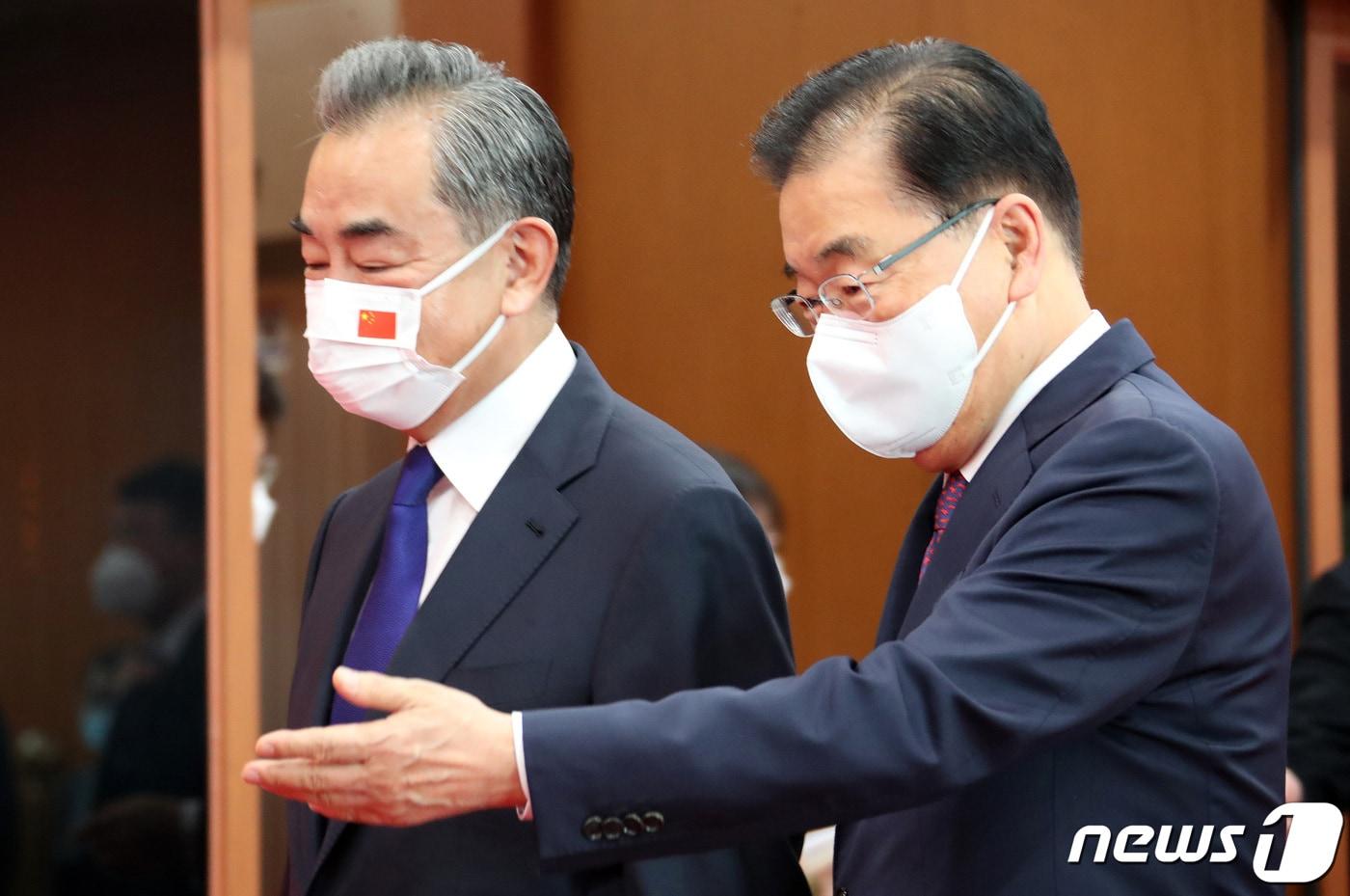 본문 이미지 - 정의용 외교부 장관(오른쪽)과 왕이 중국 외교담당 국무위원 겸 외교부장이 15일 오전 서울 종로구 외교부 청사에서 열린 한중 외교장관회담에 앞서 이동 중이다. 2021.9.15/뉴스1 ⓒ News1 박지혜 기자