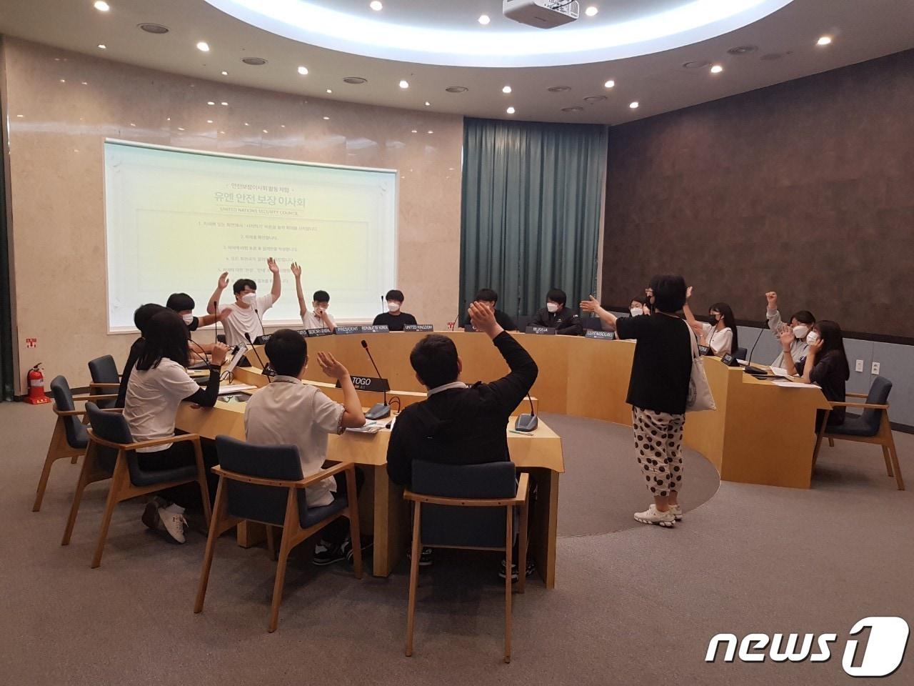 본문 이미지 - 15일 충북 음성군이 2030 음성시 승격을 목표로 교육 환경 개선에 집중하고 있다고 밝혔다. 사진은 반기문평화기념관 외교관 체험 모습.(음성군 제공)2021.9.15/ⓒ 뉴스1