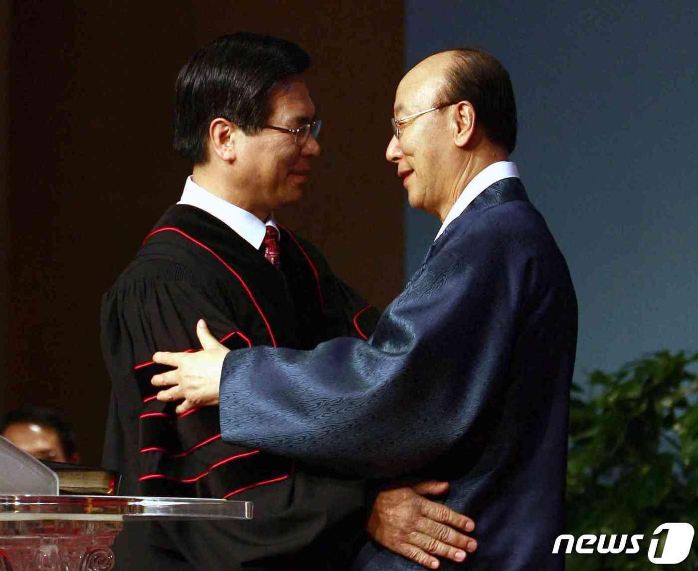 본문 이미지 - 이영훈 여의도순복음교회 담임목사(왼쪽)와 조용기 여의도순복음교회 설립자ⓒ 뉴스1