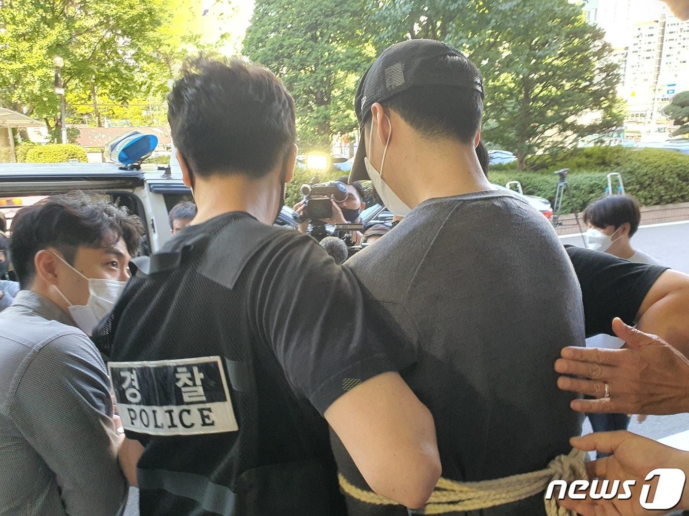 본문 이미지 - 서울서부지법에 출석한 이모씨(당시 31세) 모습. ⓒ 뉴스1