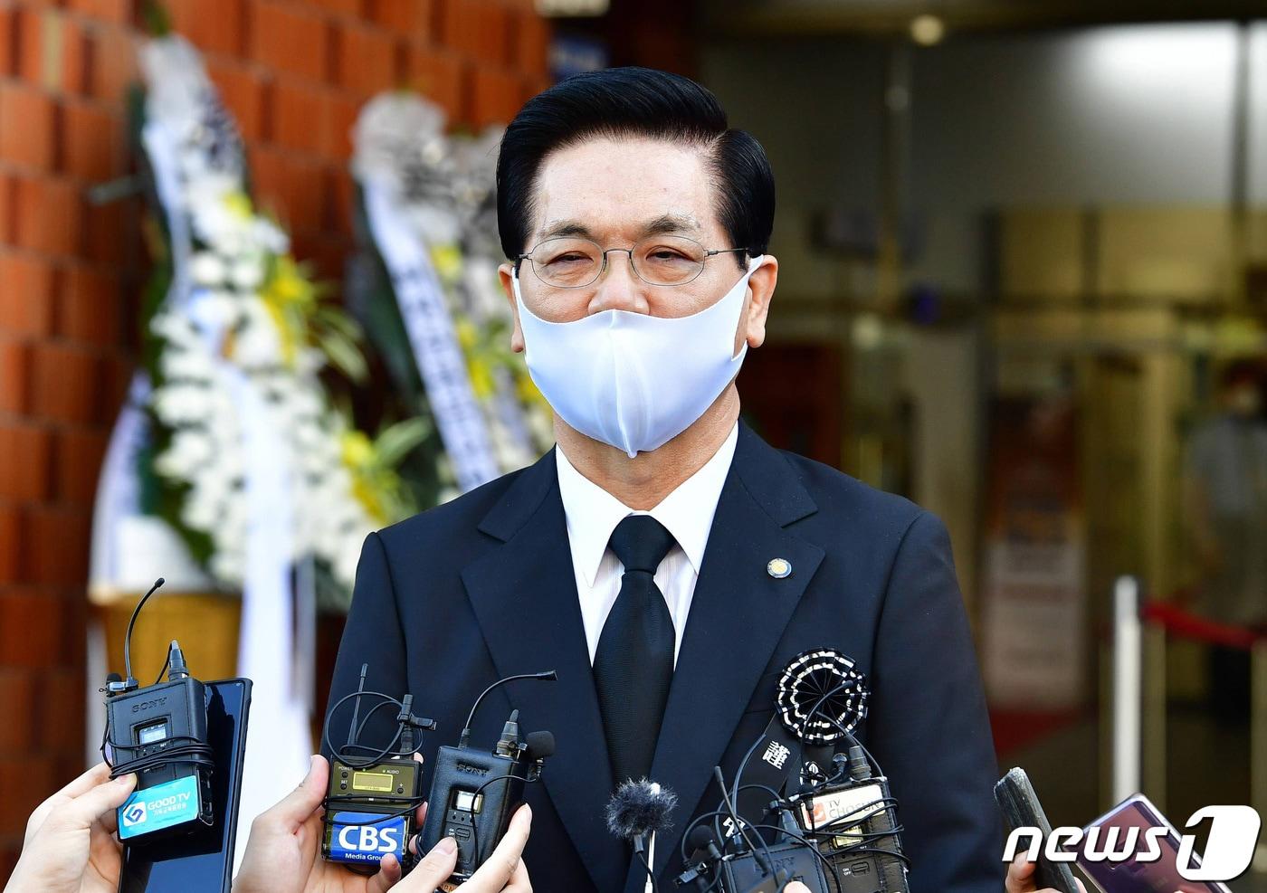 이영훈 여의도순복음교회 담임목사가 15일 서울 여의도순복음교회 대성전 1층 베다니홀에 마련된 빈소앞에서 기자들과 인터뷰하고 있다. (국민일보 제공) 2021.9.15/뉴스1