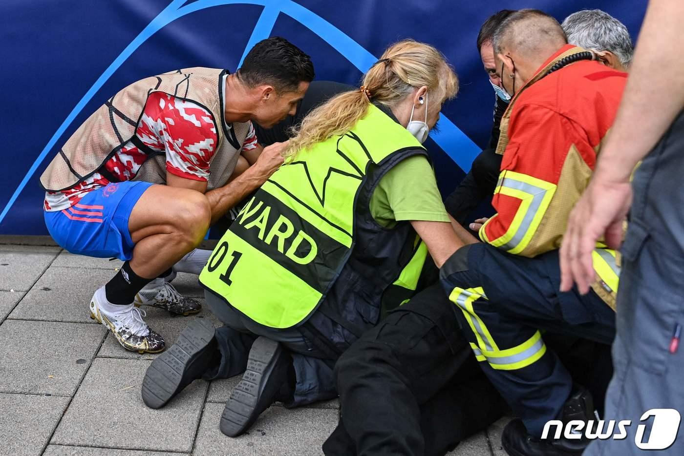 본문 이미지 - 호날두(왼쪽)가 진행요원의 상태를 살피고 있다. ⓒ AFP=뉴스1