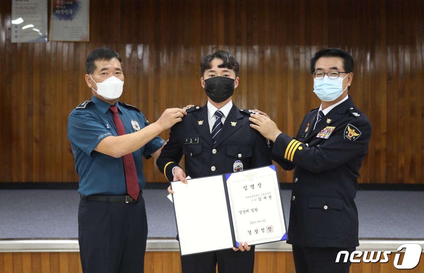본문 이미지 - 전남경찰청이 15일 전자발찌를 훼손한 후 도주한 성범죄자 마창진을 검거한 경찰관 김재현 경장 등에 대해 임용식과 표창 수여식을 개최하고 있다. 2021.9.15/뉴스1
