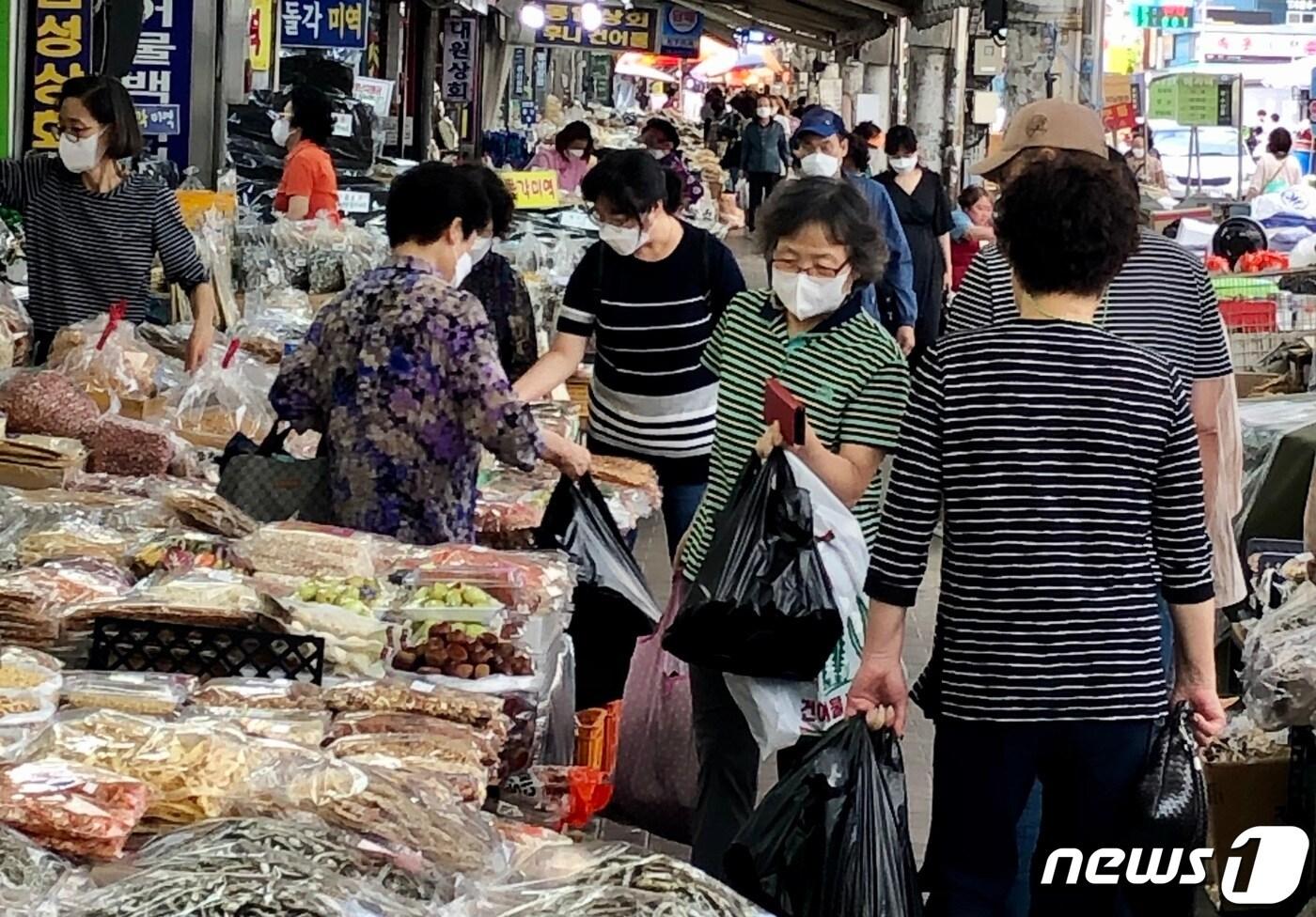 본문 이미지 - 추석 명절 연휴를 사흘 앞둔 15일 오후 대구 서문시장이 차례상에 올릴 제수용품을 나온 시민들로 붐비고 있다. 2021.9.15/뉴스1 ⓒ News1 남승렬 기자