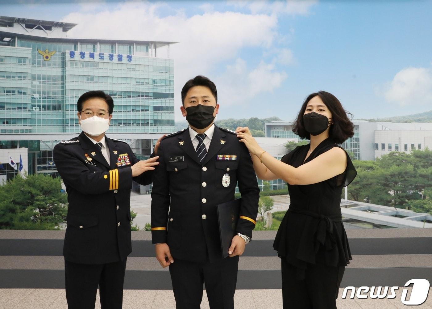 본문 이미지 - 수십억원대 중고차 판매 사기 행각을 벌여 피해자 81명을 낸 중고차 판매조직을 일망타진한 충북경찰청 강력범죄수사대 소속 정주원 경사(가운데)가 계급장을 바꿔달고 있다.(충북경찰청 제공).2021.9.15/ⓒ 뉴스1