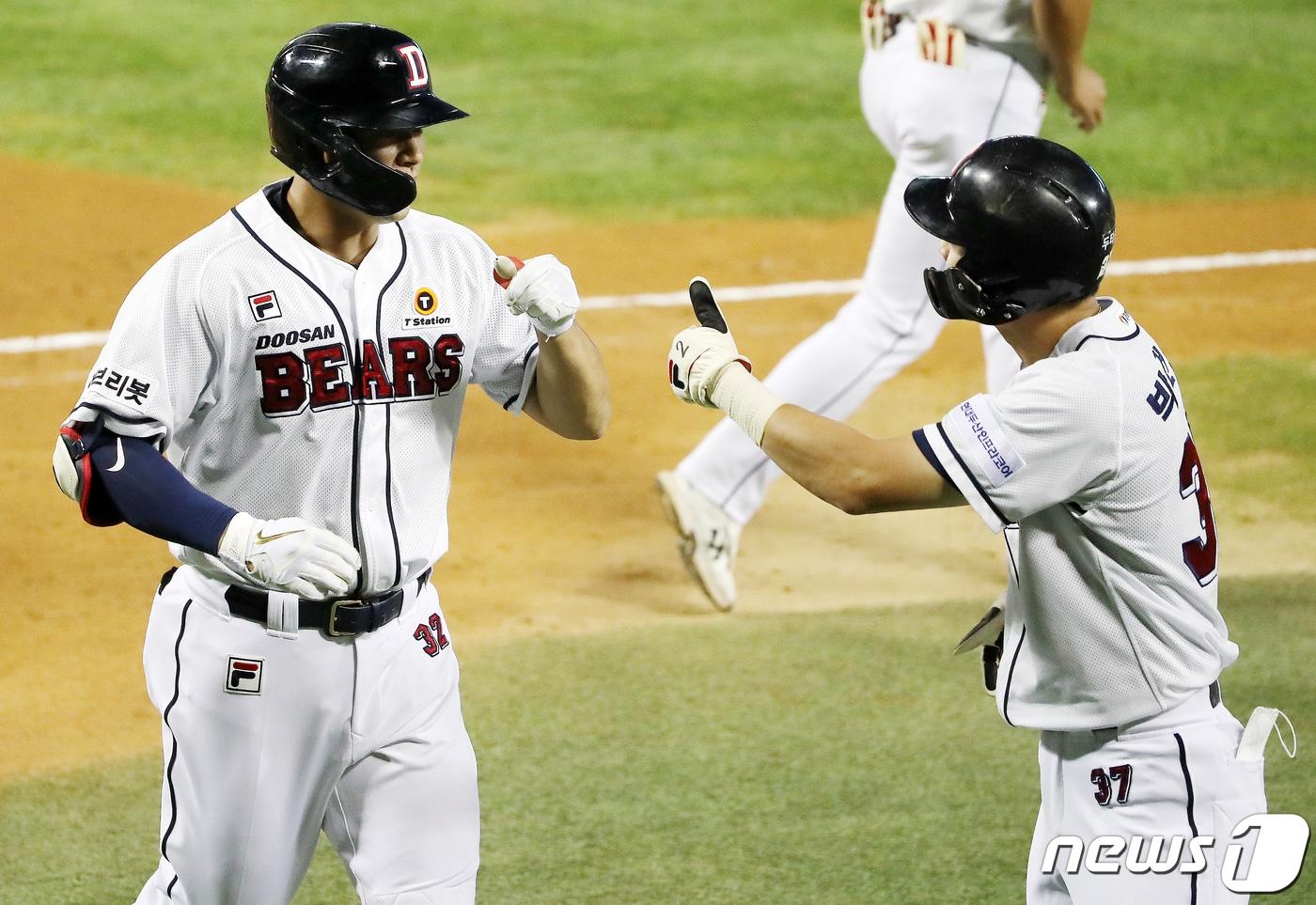 2022년 FA 자격 선수 명단에 오른 박건우(오른쪽)와 김재환. /뉴스1 ⓒ News1 김진환 기자