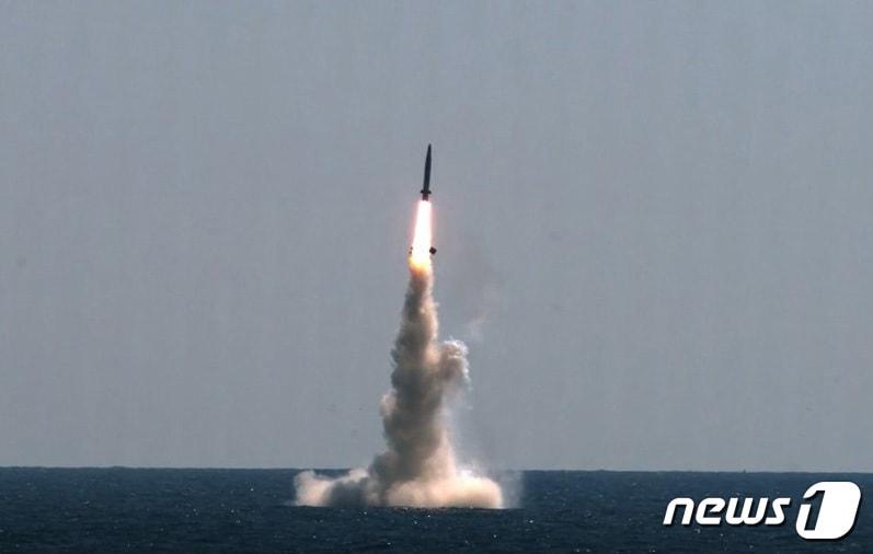 본문 이미지 - 우리나라가 자체 개발한 잠수함발사탄도미사일&#40;SLBM&#41;의 잠수함 발사시험이 15일 국내 최초로 성공했다. 이날 악천후 속에서 실시된 SLBM의 잠수함 발사시험 성공은 세계 7번째다. 사진은 15일 도산안창호함에 탑재돼 수중에서 발사되는 SLBM 발사 모습. &#40;국방부 제공&#41; 2021.9.15/뉴스1 ⓒ News1 이성철 기자
