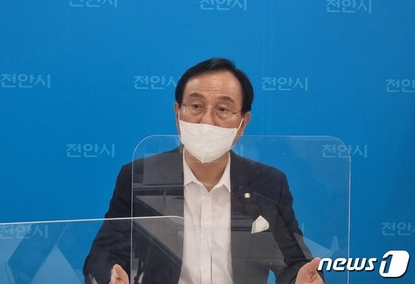 본문 이미지 - 국민지원금 관련 입장 밝히는 박상돈 천안시장ⓒ 뉴스1