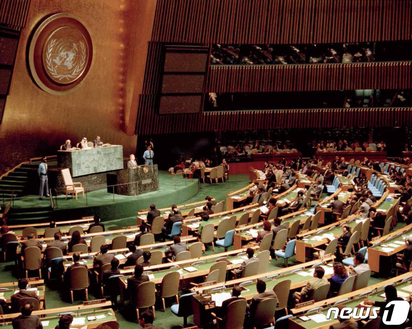 본문 이미지 - 행정안전부 국가기록원은 1991년 남북 유엔 동시가입 30주년을 기념해 사진집과 문서기록집을 발간한다고 16일 밝혔다. 사진집에는 국가기록원이 소장한 정부 사진과 유엔, 미국, 스위스 등에서 기획 수집한 사진 200여장을 담았다. 문서기록집에는 정부수립 관련 문서, 6·25전쟁 관련 문서, 유엔 가입 관련 정부문서 60여건 원문과 전문가 해설을 수록했다. 사진은 1991년 유엔총회서 기조연설 하는 노태우 대통령 모습. (행정안전부 제공) 2021.9.16/뉴스1
