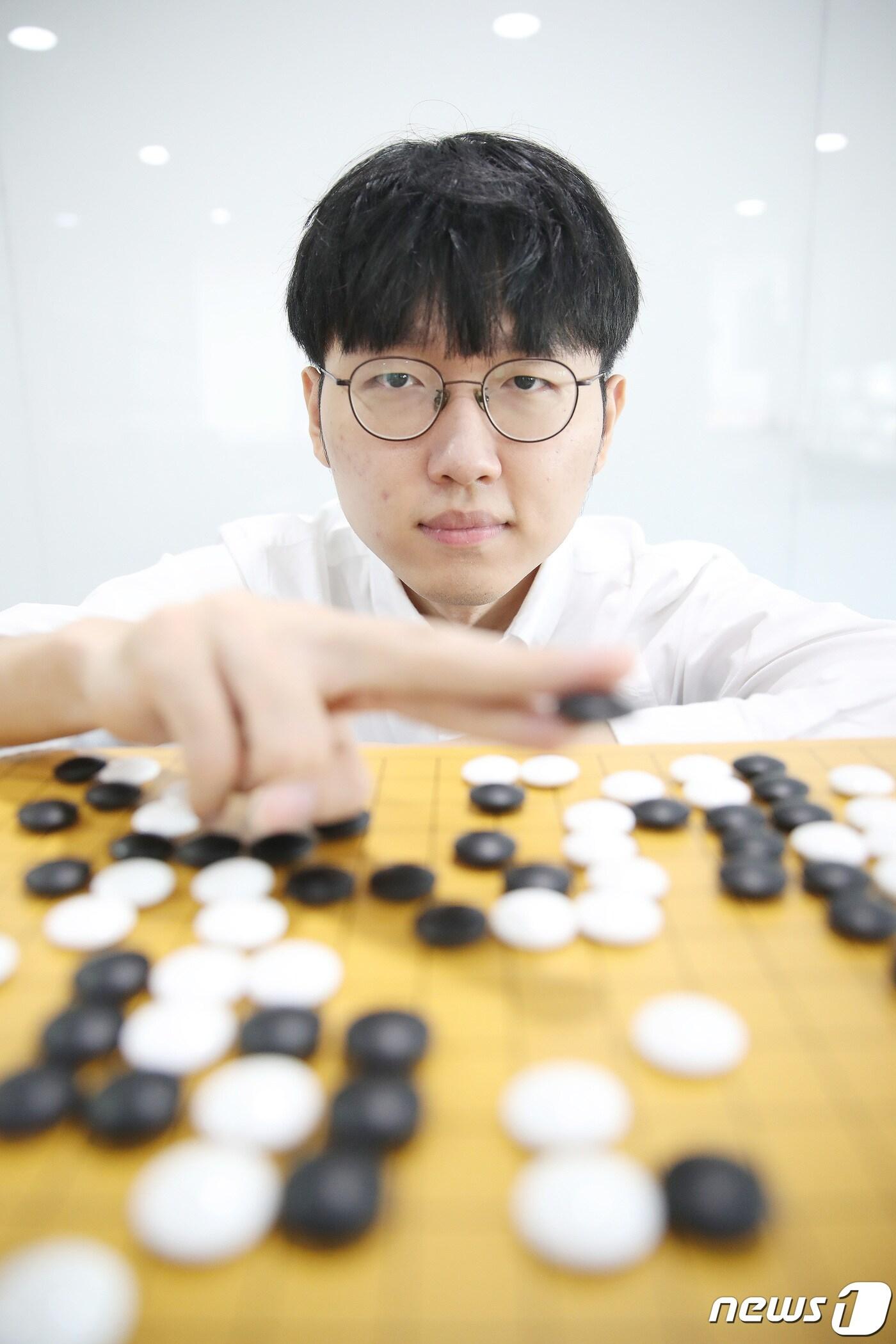 본문 이미지 - 바둑기사 신진서 9단이 16일 오후 서울 성동구 마장로 한국기원에서 뉴스1과 인터뷰에 앞서 우승을 차지한 제13회 춘란배 세계바둑선수권 결승3번기 2국을 복기하고 있다. 2021.9.16/뉴스1 ⓒ News1 임세영 기자