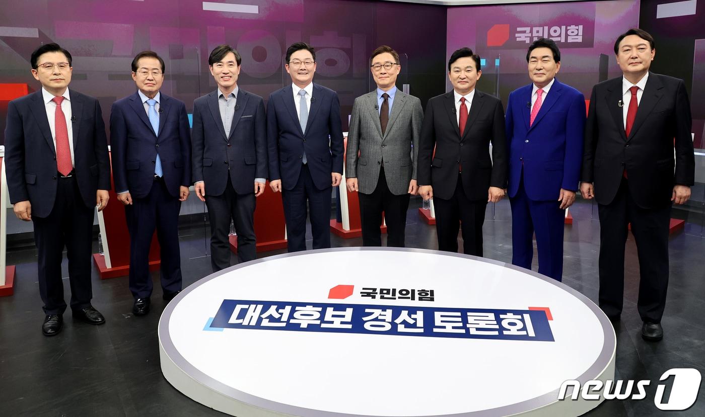 국민의힘 대선 경선 후보들이 2021년 9월 16일 오후 서울 중구 TV조선 스튜디오에서 열린 제20대 대통령선거 경선후보자 1차 방송토론회에 참석해 선전을 다짐하며 기념촬영을 하고 있다. (왼쪽부터) 황교안, 홍준표, 하태경, 유승민, 최재형, 원희룡, 안상수, 윤석열 후보. 2021.9.16/뉴스1 ⓒ News1 국회사진취재단