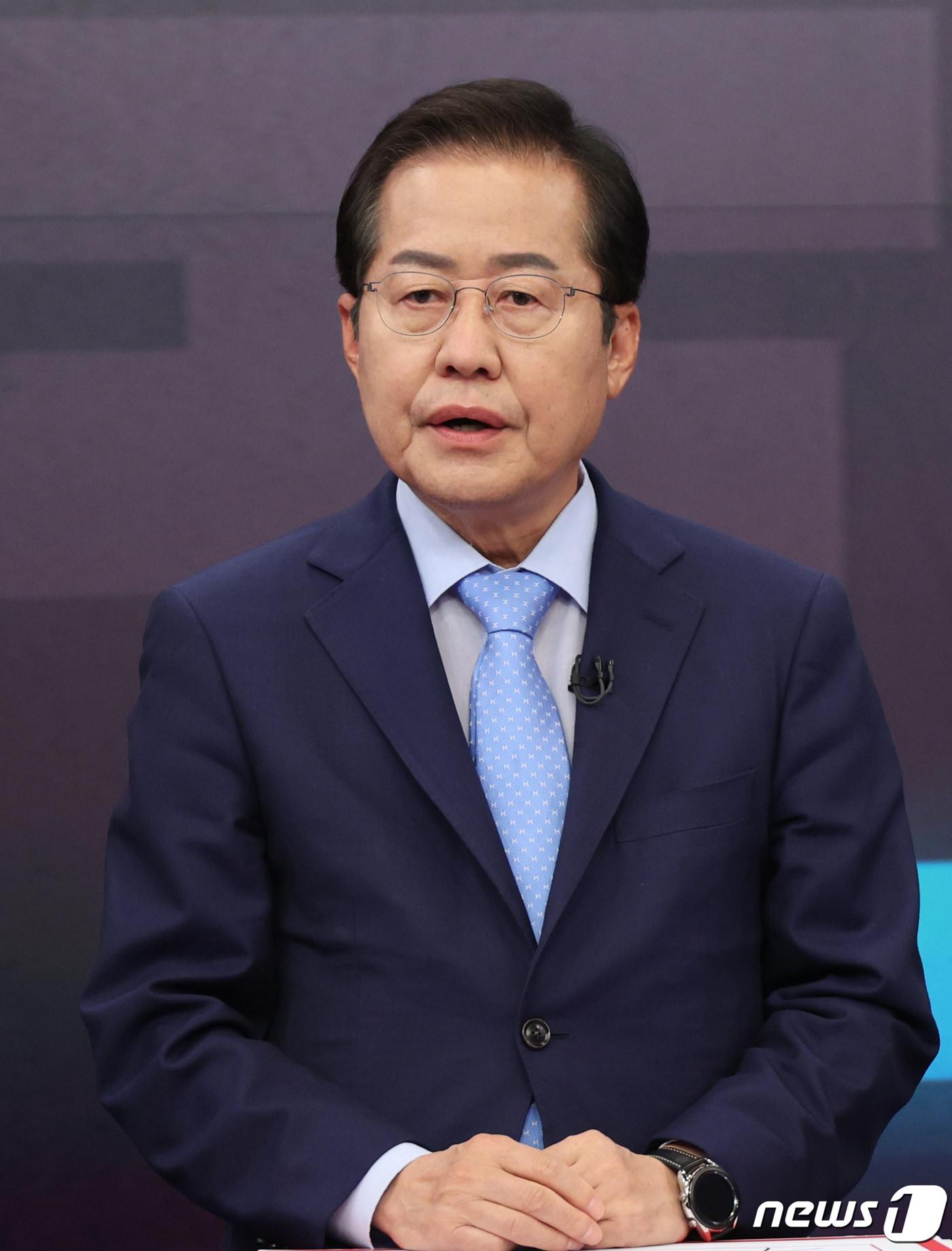 본문 이미지 - 홍준표 국민의힘 대선 경선 후보가 16일 오후 서울 중구 스튜디오에서 열린 제20대 대통령선거 경선후보자 1차 방송토론회에 참석해 토론을 하고 있다. 2021.9.16/뉴스1 ⓒ News1 국회사진취재단