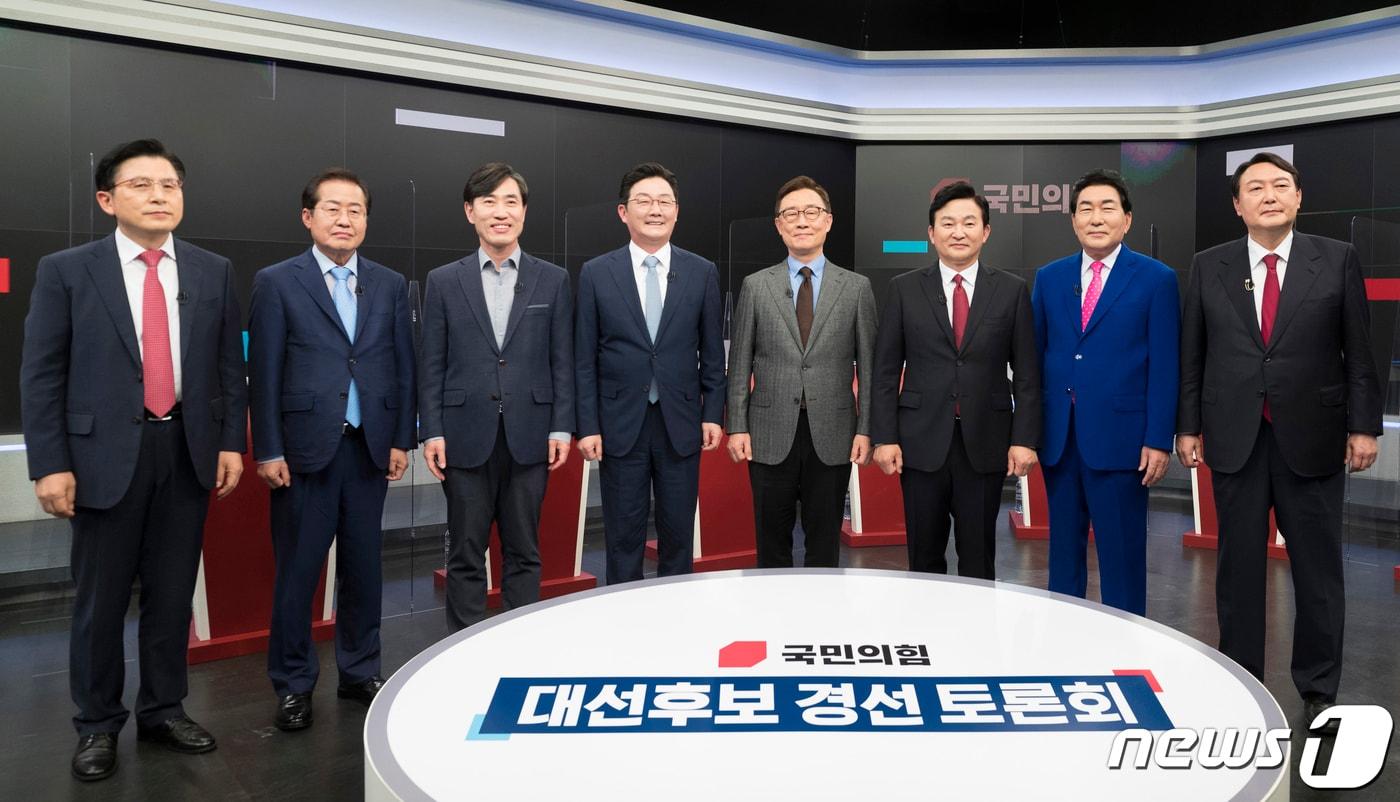 국민의힘 대선 경선 후보들이 16일 오후 서울 중구 TV조선 스튜디오에서 열린 제20대 대통령선거 경선 후보자 1차 방송토론회에 참석해 선전을 다짐하며 기념촬영을 하고 있다. (왼쪽부터) 황교안, 홍준표, 하태경, 유승민, 최재형, 원희룡, 안상수, 윤석열 후보. ⓒ News1 국회사진취재단