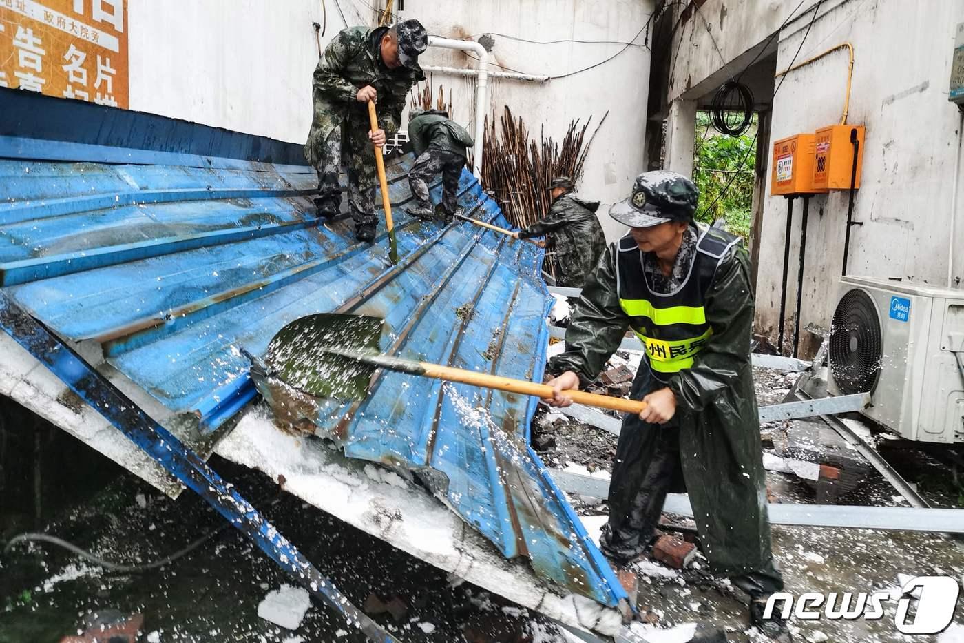 지난해 9월 16일 (현지시간) 규모 6.0의 지진이 발생한 중국 쓰촨성 루저우에서 구조대원들이 무너진 건물 외벽을 닦고 있다. ⓒ AFP=뉴스1 ⓒ News1 우동명 기자