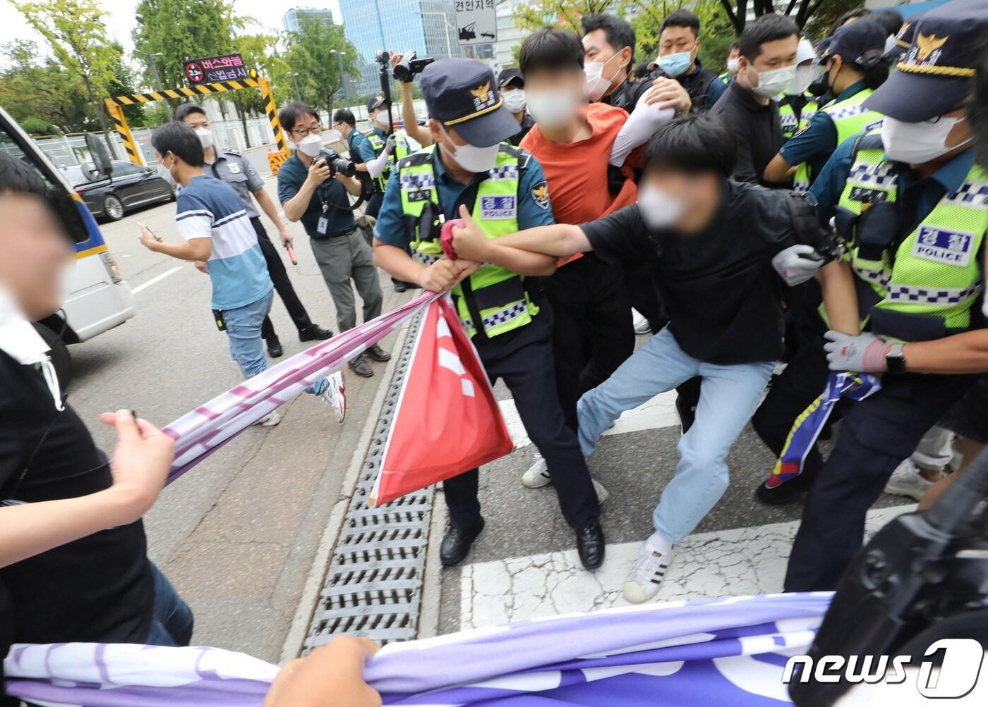 본문 이미지 - 17일 오전 정부의 청년정책을 비판하며 서울 종로구 정부서울청사 별관에 진입해 기습시위를 벌인 체제전환을 위한 청년시국회의 소속 회원들이 경찰에 의해 연행되고 있다. 2021.9.17/뉴스1 ⓒ News1 송원영 기자