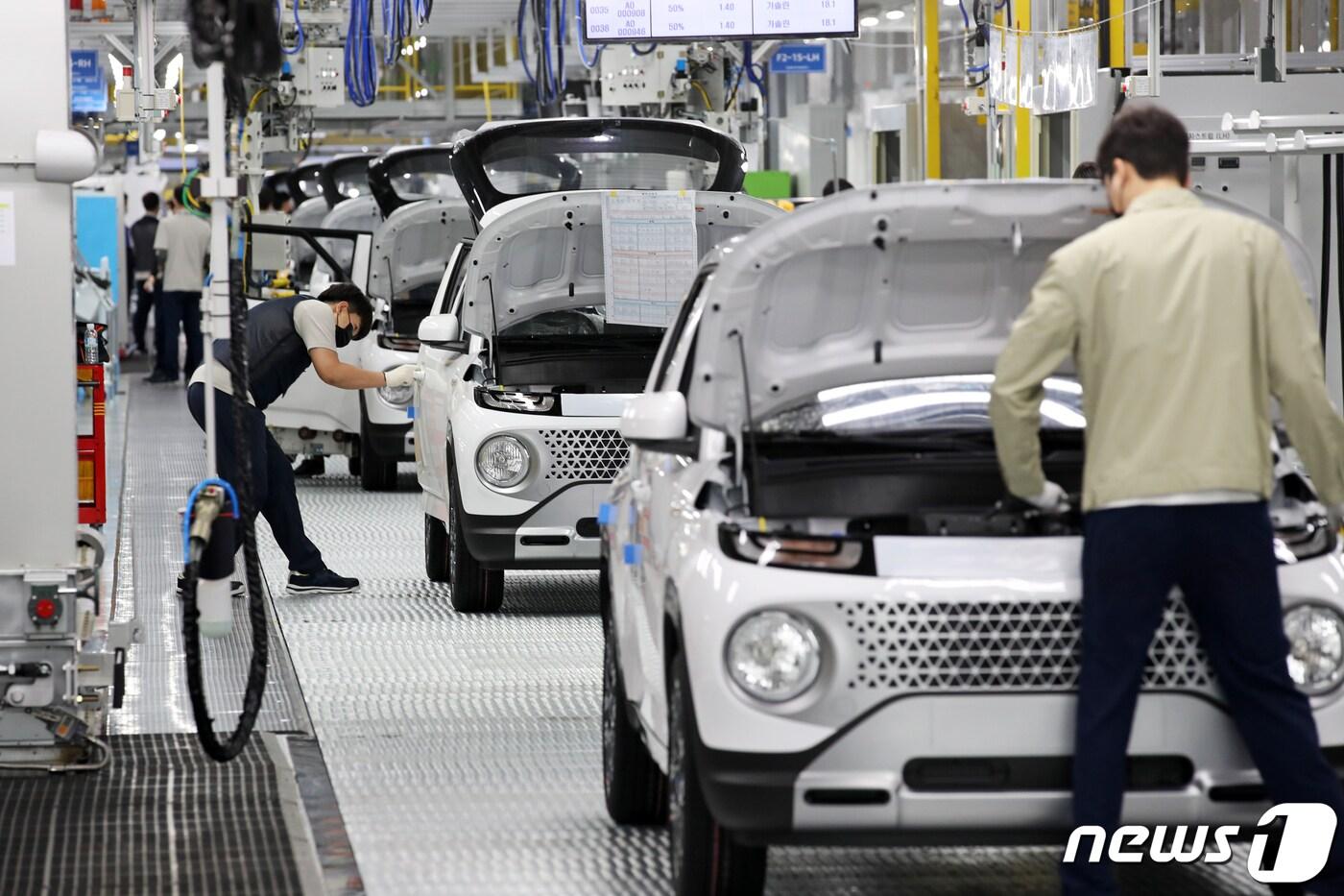 본문 이미지 - 대한민국 제1호 상생형 일자리 기업인 광주글로벌모터스(GGM)가 지난 15일 역사적인 1호차를 생산했다. 사진은 GGM 생산 라인의 모습. 2021.9.17/뉴스1 ⓒ News1 황희규 기자