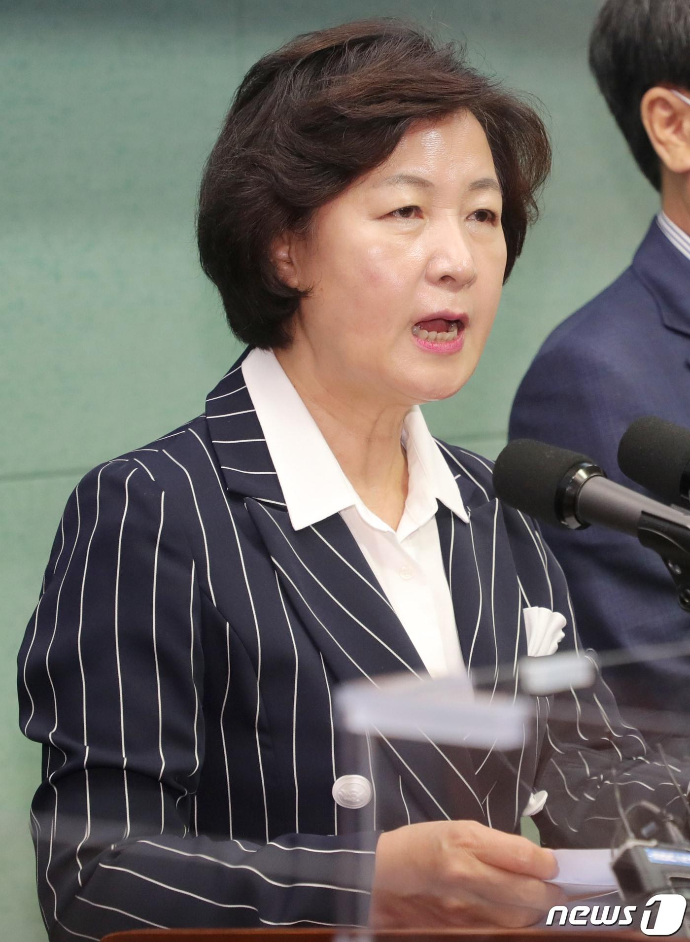 본문 이미지 - 추미애 더불어민주당 대선 경선 후보가 17일 전북 전주시 전북도의회에서 '전라북도 비전 발표회'를 열고 전북 비전을 밝히고 있다. 2021.9.17/뉴스1 ⓒ News1 유경석 기자