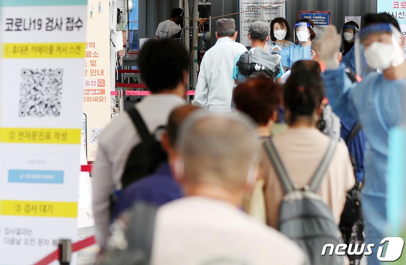 17일 0시 기준 신종 코로나바이러스 감염증(코로나19) 신규 확진자가 2008명 발생한 것으로 나타났다. 2021.9.17/뉴스1 ⓒ News1 민경석 기자