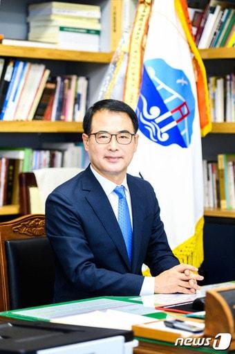 본문 이미지 - 장충남 남해군수. ⓒ 뉴스1