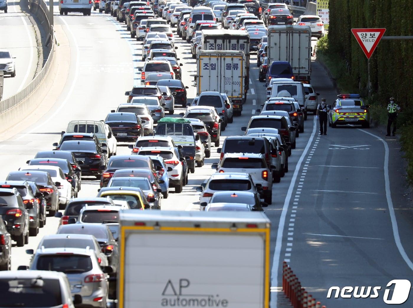본문 이미지 - 서울 서초구 경부고속도로 잠원IC 부근에서 경찰이 끼어들기 운전 단속하고 있다.(자료사진) 2021.9.17/뉴스1 ⓒ News1 신웅수 기자