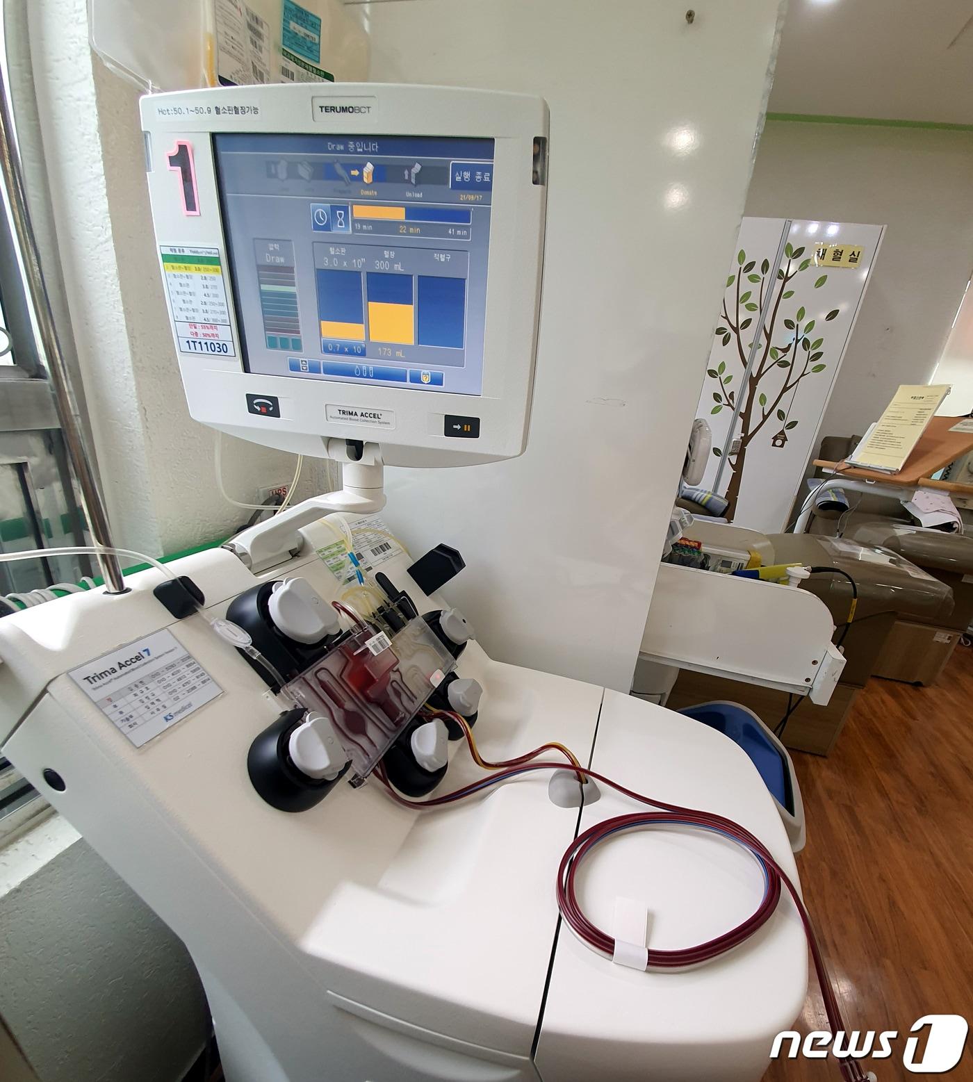 본문 이미지 - 지난 17일 기자가 방문한 헌혈의집 대방역센터. 성분채혈기가 바쁘게 돌아가며 혈액에서 혈소판과 혈장을 여과하고 있다.ⓒ 뉴스1