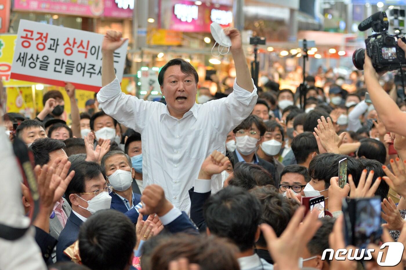 본문 이미지 - 윤석열 국민의힘 대통령 경선 후보가 17일 경북 포항시 정치 1번지인 죽도시장에서 지지자들의 환호속에 시장안으로 들어서고 있다. ⓒ News1 최창호 기자