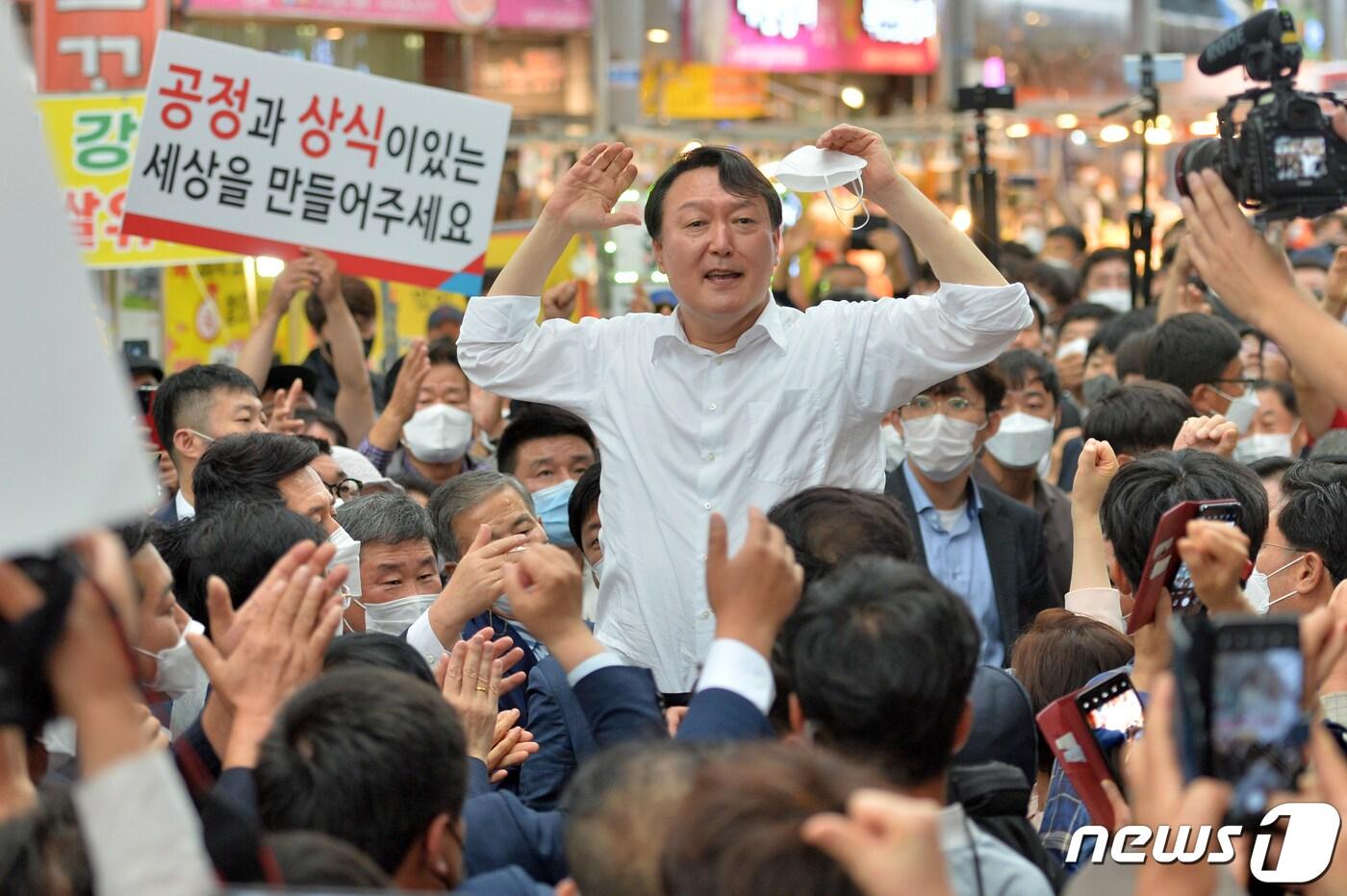 본문 이미지 - 윤석열 국민의힘 대통령 경선 후보가 17일 경북 포항시 정치 1번지인 죽도시장에서 지지자들의 환호속에 시장안으로 들어서고 있다. 2021.9.17/뉴스1 ⓒ News1 최창호 기자