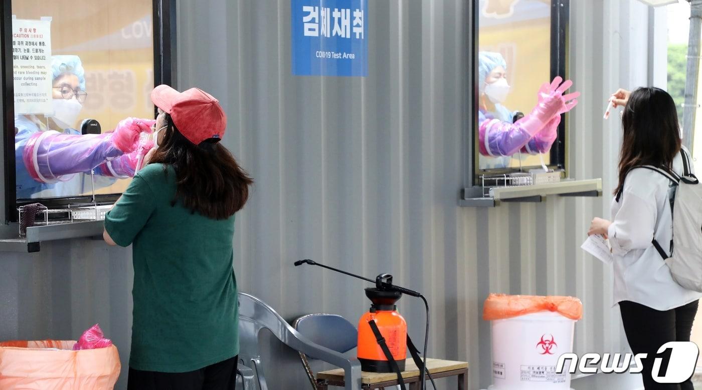 본문 이미지 - 제주국제공항 워킹스루 선별진료소는 지난해 3월30일 설치된 후 하루 최대 700여 명을 상대로 코로나1 진단검사를 실시하고 있다. 사진은 지난 16일 제주공항 선별진료소에서 입도객들이 검사를 받고 있다.2021.9.19/뉴스1ⓒ News1 홍수영 기자
