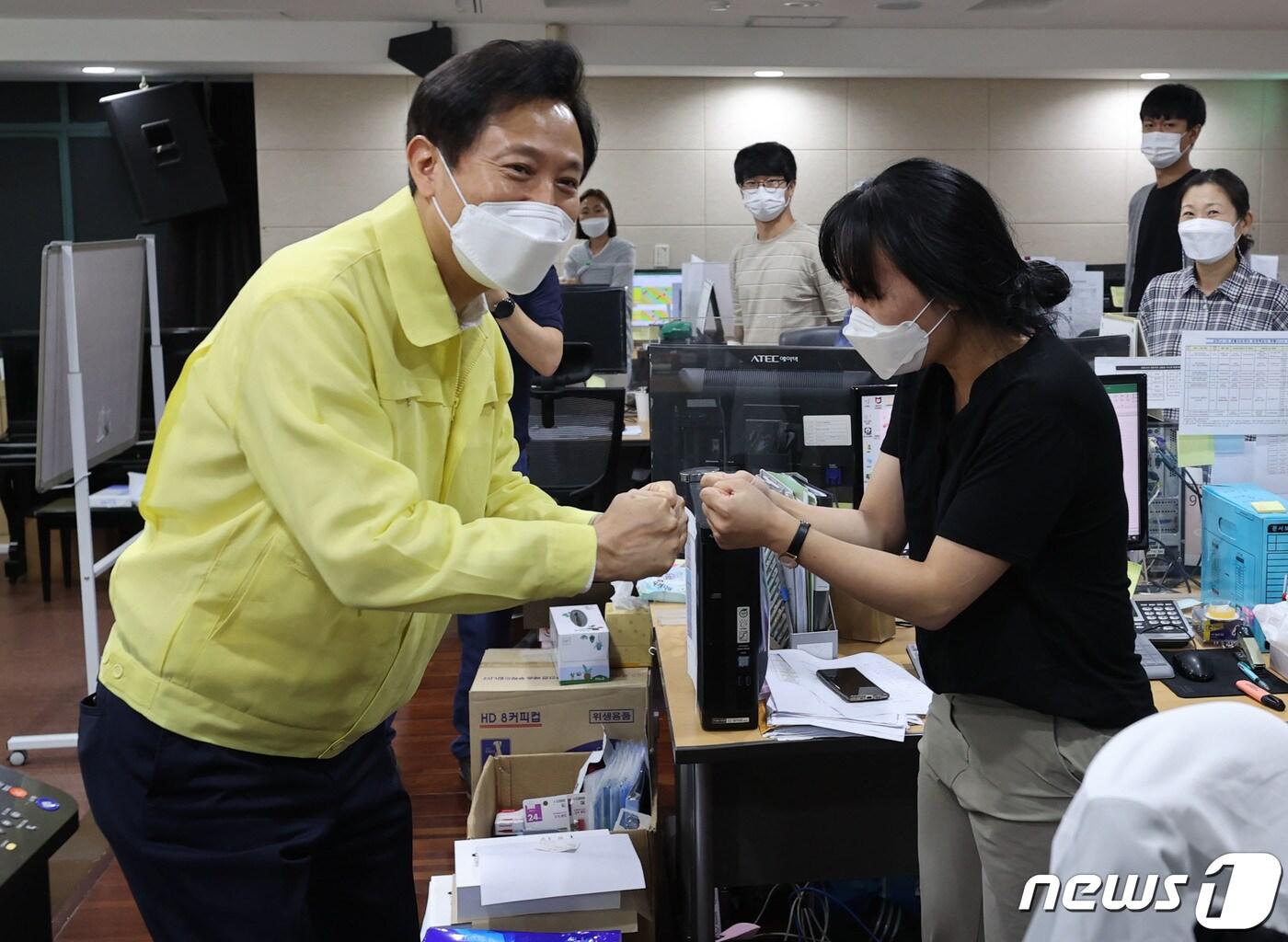 본문 이미지 - 오세훈 서울시장이 18일 오전 서울 중구 국립중앙의료원 코로나19 공동대응상황실을 찾아 추석연휴 코로나19 대응사항을 점검하고 있다 ⓒ News1 신웅수 기자