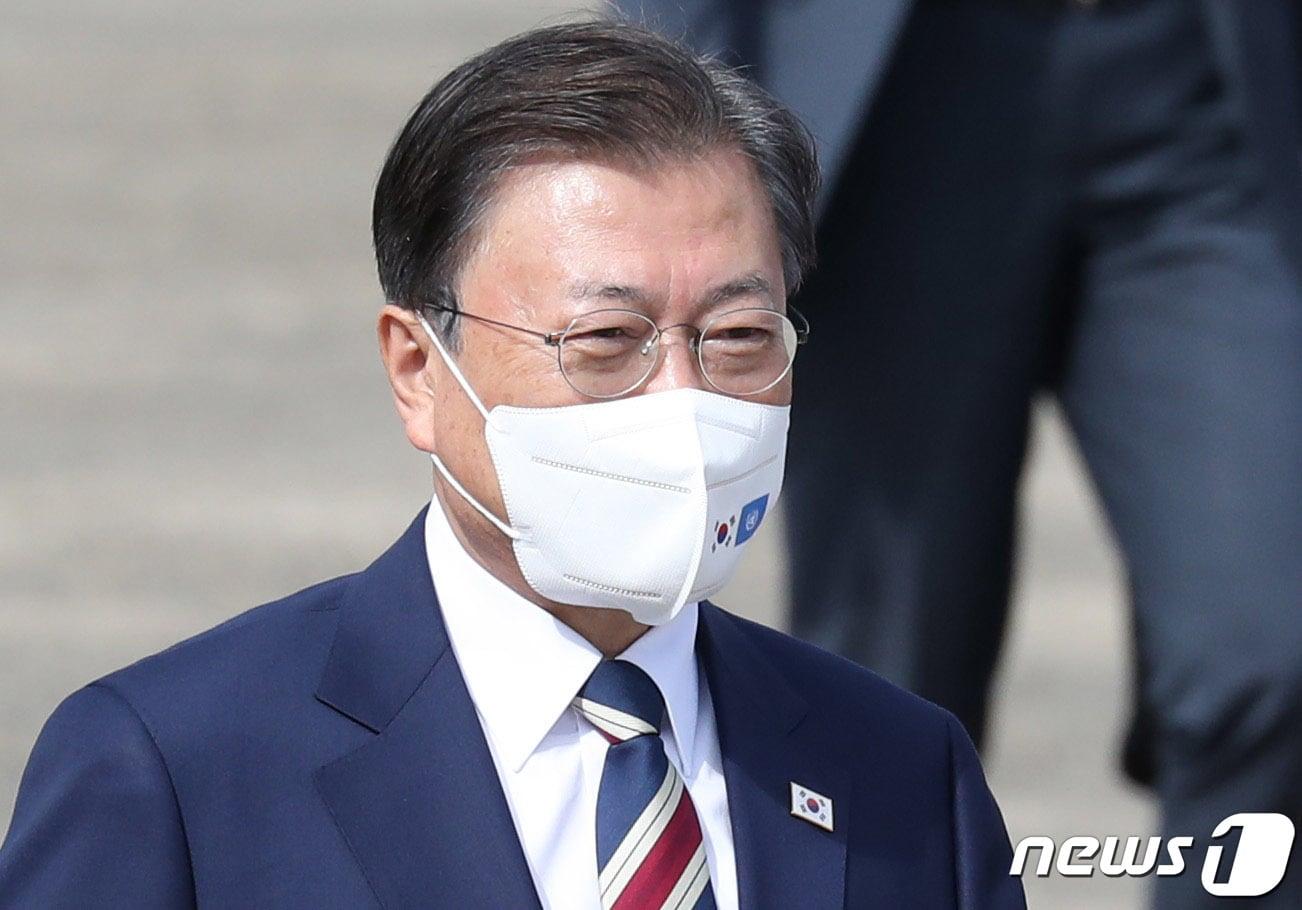 본문 이미지 - 문재인 대통령이 지난 19일 오후 미국에서 열리는 제76차 유엔총회 참석차 서울공항에서 공군 1호기로 향하고 있다. 2021.9.19/뉴스1 ⓒ News1 박정호 기자