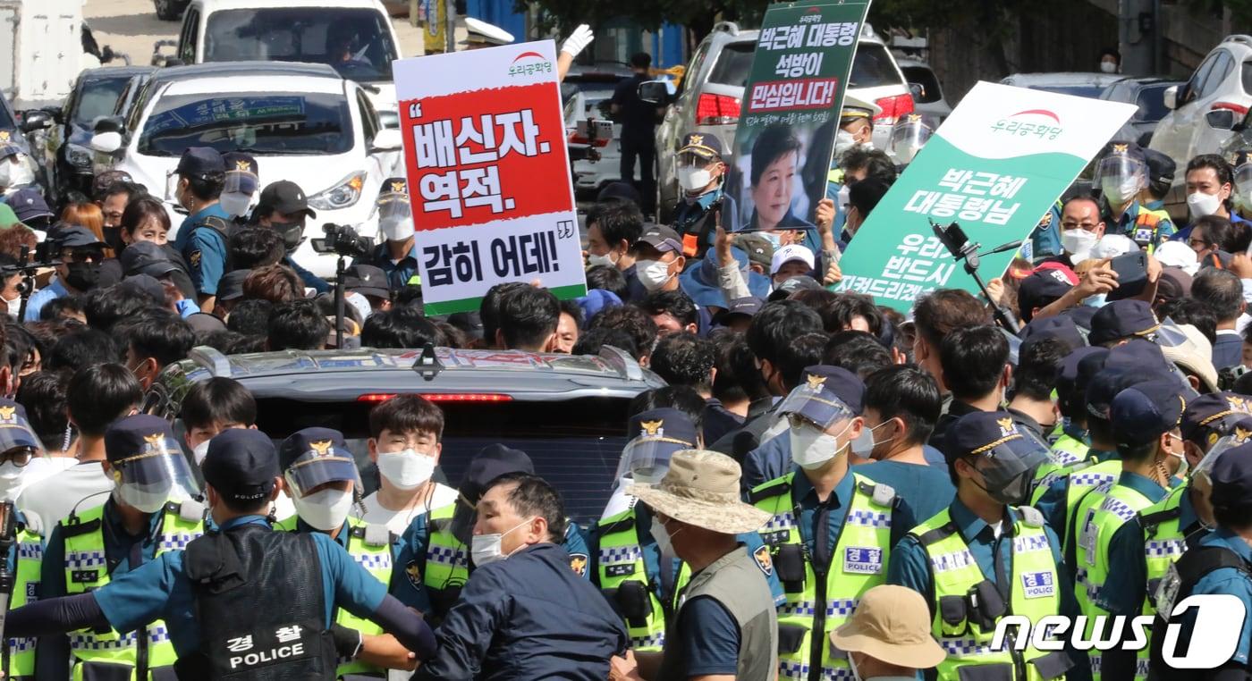 본문 이미지 - 2021년 9월 19일 경북 구미 박정희 추모관을 찾아 참배를 마친 유승민 국민의힘 대선 예비후보가 차를 타고 떠나려 하자 박근혜 지지자들이 차량 앞을 막고 있다. 2021.9.19 ⓒ 뉴스1 정우용 기자