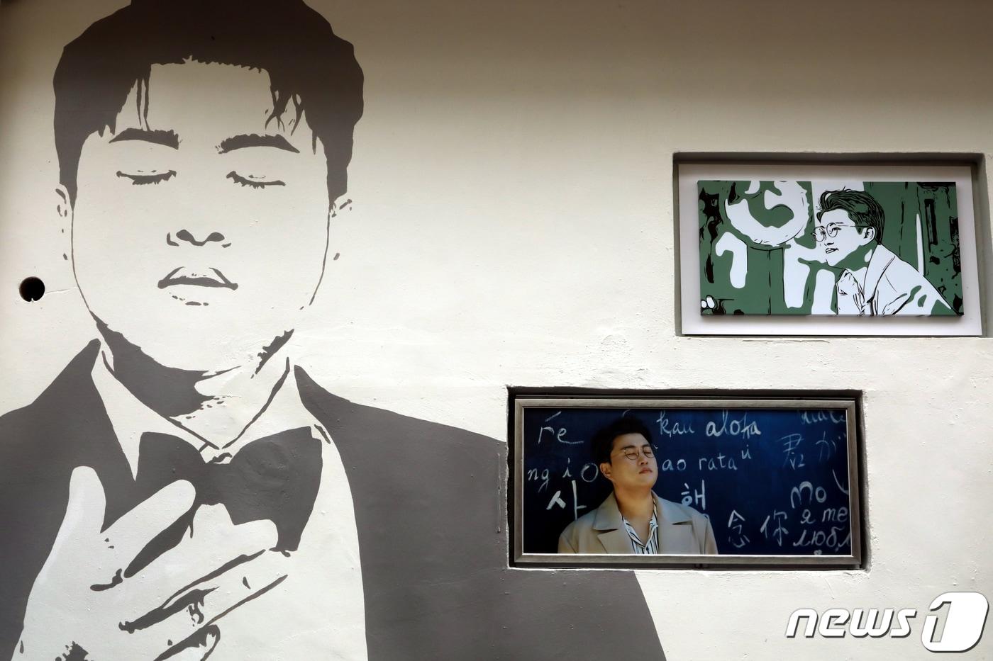 본문 이미지 - 경북 김천예고 옆 교동연화지로 가는 골목길에 조성된 '트바로티 김호중 소리길' 벽에 붙여진 김호중의 사진이 팬들을 기다리고 있다. 2021.9.20/뉴스1 ⓒ News1 정우용 기자